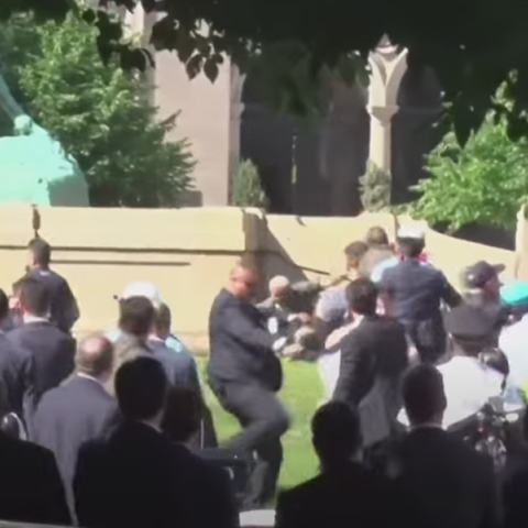 Στιγμιότυπο από την επίθεση σωματοφυλάκων του Ερντογάν κατά Κούρδων διαδηλωτών