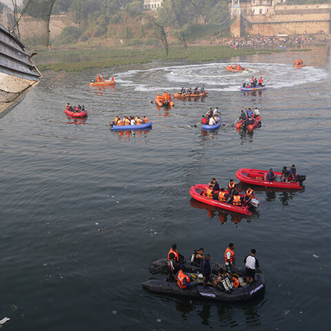 Έρευνες από σωστικά συνεργεία στο σημείο που κατέρρευσε η γέφυρα στην Ινδία
