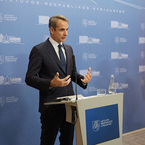 Ο πρωθυπουργός Κυριάκος Μητσοτάκης στη συνέντευξη Τύπου με τη Λιθουανή ομόλογό του