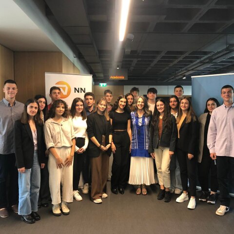 Η Μαριάννα Πολιτοπούλου, Πρόεδρος και Διευθύνουσα Σύμβουλος ΝΝ Hellas&NN Hellas II σε αναμνηστική φωτογραφία με τους νέους που συμμετείχαν στο “Leaders for a Day”