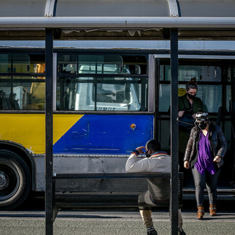 Πολίτες σε αστικό λεωφορείο
