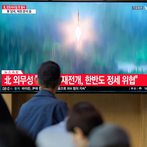 Η Βόρεια Κορέα εκτοξεύει τουλάχιστον 10 πυραύλους «διαφόρων» τύπων, ένας πέφτει «για πρώτη φορά» κοντά στα χωρικά ύδατα της Νότιας Κορέας