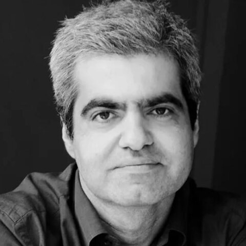 Ο συγγραφέας Βασίλης Παπαθεοδώρου που συνελήφθη για παιδική πορνογραφία