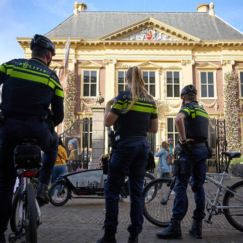 Αστυνομικοί έξω από το μουσείο Mauritshuis