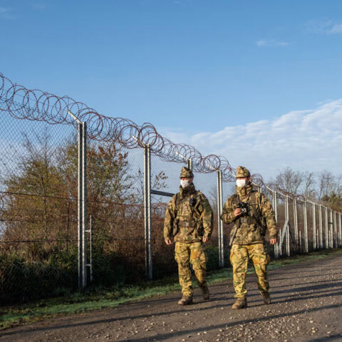 Στρατιώτες περιπολούν σε φράκτη στα σύνορα