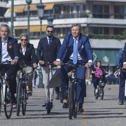 Ποδηλατάδα στη λεωφόρο Νίκης με κοστούμι και τακούνια για το βασιλικό ζεύγος της Ολλανδίας 