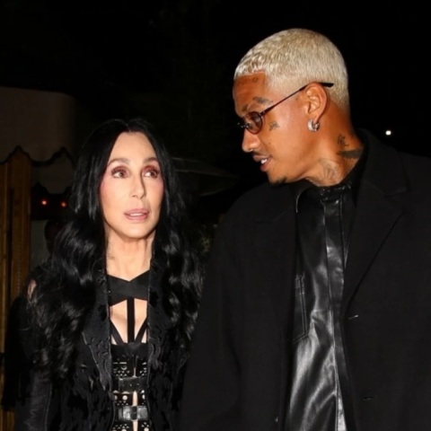 Σερ: Είναι ζευγάρι με τον 36χρονο Αλεξάντερ Έντουαρντς