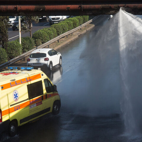 Νερό βγαίνει από αγωγό της ΕΥΔΑΠ στον Κηφισό