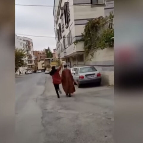 Γυναίκα στο Ιράν πετά το τουρμπάνι από άνδρα κληρικό