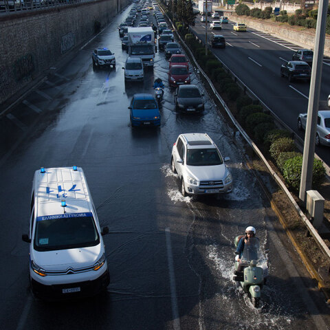 Νερά στον Κηφισό από τον αγωγό της ΕΥΔΑΠ που έσπασε σε γέφυρα