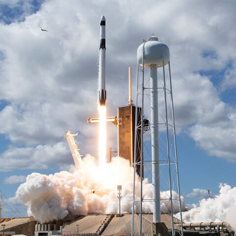 Η στιγμή της εκτόξευσης διαστημικού πυραύλου