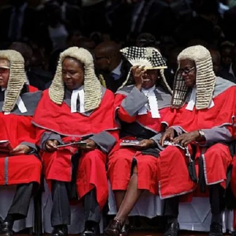 Ζιμπάμπουε: Πρέπει να συνεχίσουν οι δικαστές να φορούν περούκα; Το ερώτημα τέθηκε σε δημόσια διαβούλευση στη χώρα	