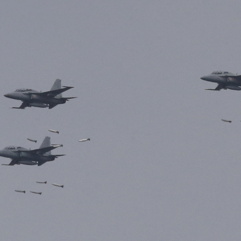 Η Νότια Κορέα απογειώνει εσπευσμένα μαχητικά, καθώς λέει πως εντόπισε κάπου 180 στρατιωτικά αεροσκάφη της Βόρειας Κορέας κοντά στα σύνορα