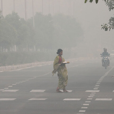 «Ορατότης μηδέν» στο Νέο Δελχί από την ατμοσφαιρική ρύπανση στην πρωτεύουσα της Ινδίας
