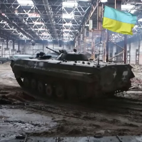 Ρωσικό τανκ με την ουκρανική σημαία μετά τις επισκευές σε αποθήκη από Ουκρανούς μηχανικούς