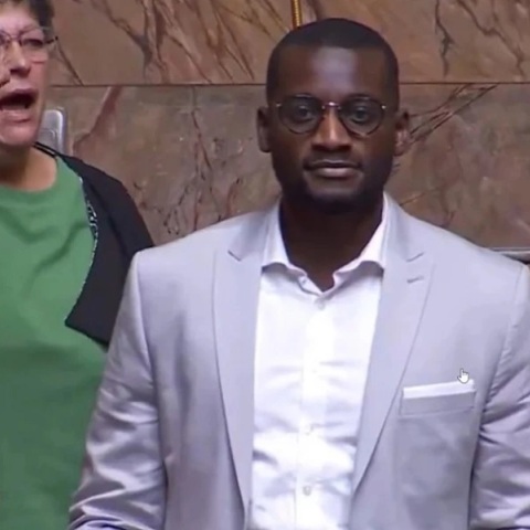 Γαλλία: Η Εθνοσυνέλευση απέβαλε για 15 μέρες ακροδεξιό βουλευτή λόγω ρατσιστικής συμπεριφοράς