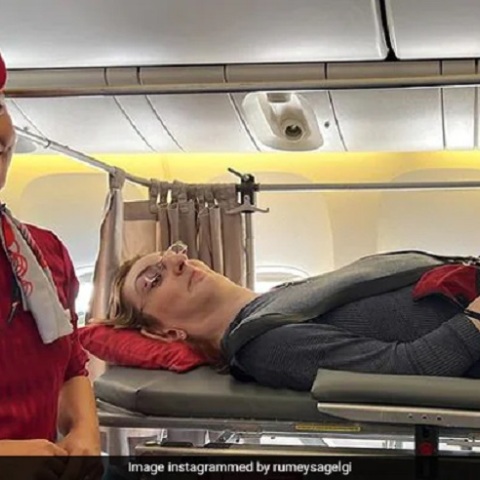 Η πιο ψηλή γυναίκα στον κόσμο ταξίδεψε για πρώτη φορά με αεροπλάνο