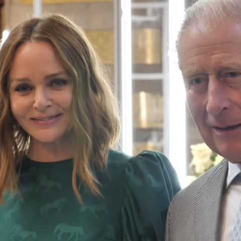 H Στέλλα ΜακΚάρτνει με τον Βασιλιά Κάρολο