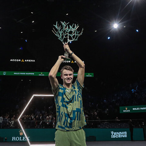Ο Χόλγκερ Ρούνε με το τρόπαιο του Paris Masters μετά τη νίκη στον τελικό κόντρα στον Νόβακ Τζόκοβιτς
