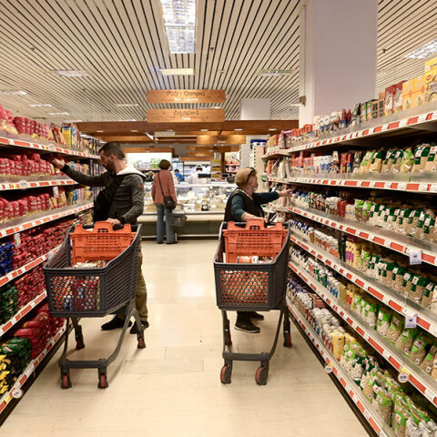 To «καλάθι του νοικοκυριού» εφαρμόζεται στα σούπερ μάρκετ, με τους καταναλωτές να αναζητούν τα προϊόντα