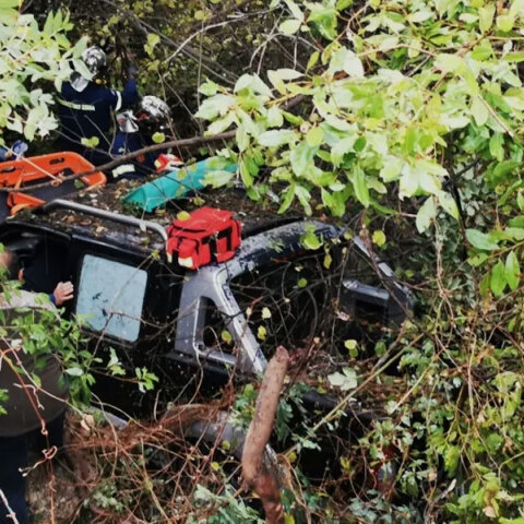 Πυροσβέστες στη Σάμο απεγκλωβίζουν τους επιβάτες από αυτοκίνητο σε χαράδρα