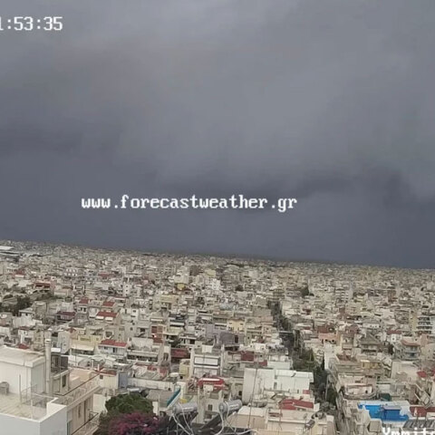Shelf cloud πάνω από την Αθήνα, καθώς η κακοκαιρία EVA επηρεάζει την Αττική