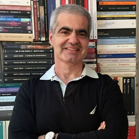 Ο Βασίλης Παπαθεοδώρου είναι ο συγγραφέας που συνελήφθη για παιδική πορνογραφία