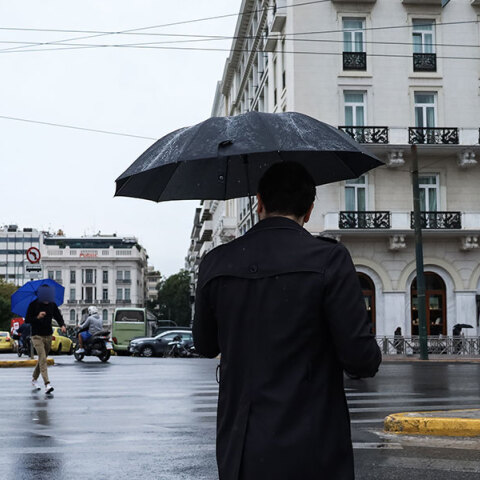 Οι βροχές στην Αττική θα συνεχιστούν σήμερα Κυριακή (6/11), καθώς η κακοκαιρία EVA συνεχίζει να επηρεάζει το Λεκανοπέδιο