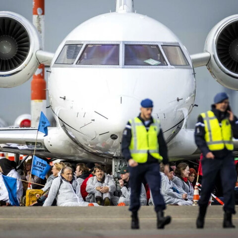 Ακτιβιστές στο Άμστερνταμ κάθονται μπροστά στις ρόδες ιδιωτικών τζετ στο αεροδρόμιο Σίπχολ