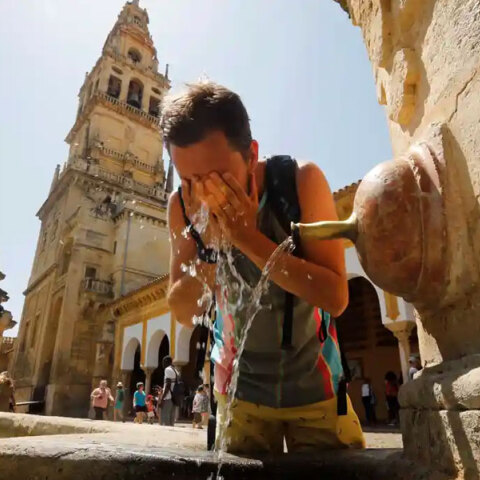 Τουρίστας στην Κόρδοβα της Ισπανίας αναζητά λίγη δροσιά σε συντριβάνι εν μέσω καύσωνα