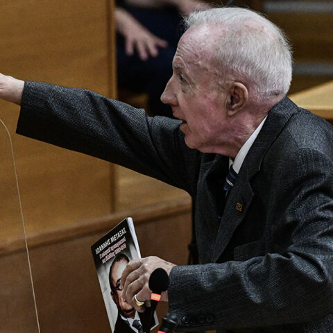 Ο Κωνσταντίνος Πλεύρης χαιρετά ναζιστικά στη δίκη της Χρυσής Αυγής