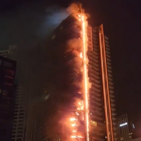 Φωτιά σε πολυώροφο κτίριο κοντά στο Μπουρτζ Χαλίφα