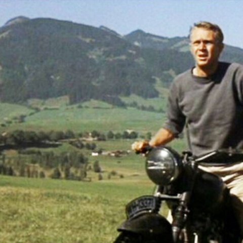 Ο Στιβ ΜακΚουίν πάνω στη μηχανή σε χαρακτηριστική σκηνή από τη «Μεγάλη Απόδραση»