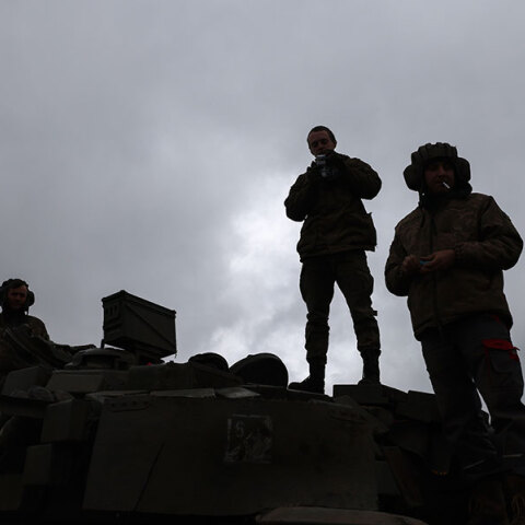 Ουκρανοί στρατιώτες πάνω σε ρωσικό τανκ T-80 στο Ντονέτσκ της Ανατολικής Ουκρανίας