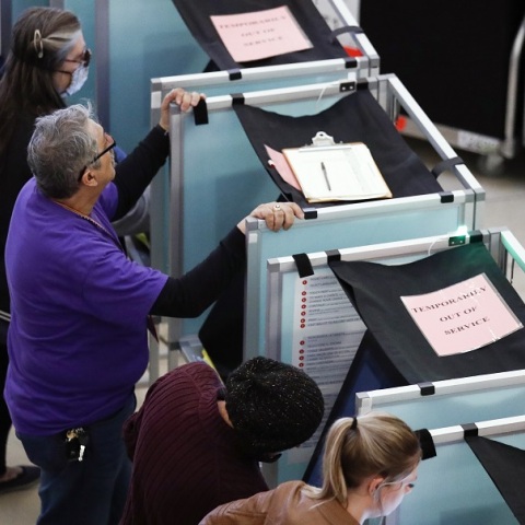 Οι Αμερικανοί στις κάλπες: Το «κύμα» δεν βάφτηκε κόκκινο στις ενδιάμεσες εκλογές