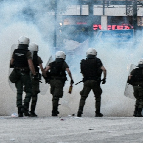 Επεισόδια με μολότοφ και χημικά έξω από τη Βουλή 