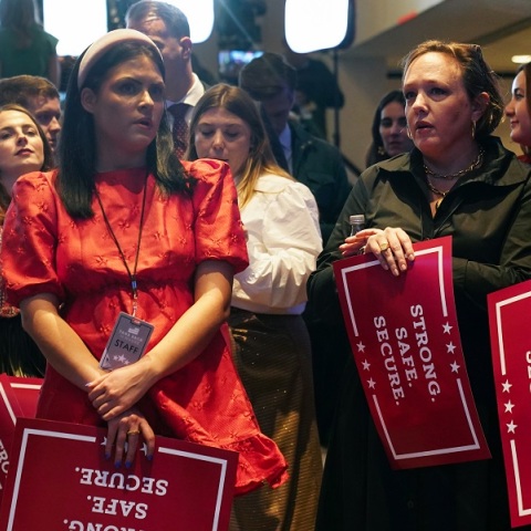 Οι Αμερικανοί στις κάλπες: Το «κύμα» δεν βάφτηκε κόκκινο στις ενδιάμεσες εκλογές