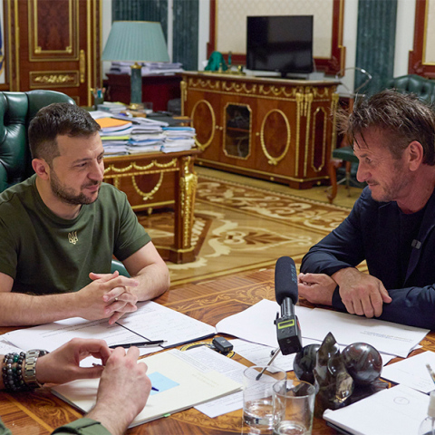 Ο Σον Πεν συναντήθηκε για τρίτη φορά με τον Ζελένσκι στο Κίεβο