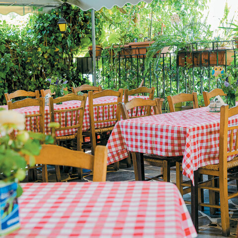 Κισσός, η ταβέρνα που ξυπνά μνήμες από κυριακάτικα οικογενειακά τραπέζια