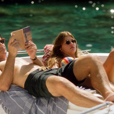 ένα ανδρόγυνο πάνω σε βάρκα