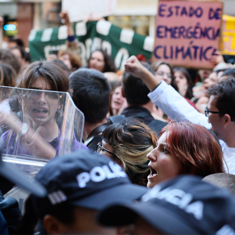 Εκατοντάδες διαδηλωτές για το κλίμα στη Λισαβόνα