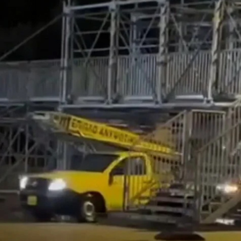 Φορτηγά σφήνωσαν στη γέφυρα που στήθηκε για τον 39ο Μαραθώνιο της Αθήνας