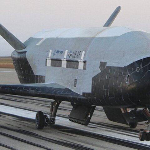 Επέστρεψε στη Γη το διαστημόπλοιο X-37B ύστερα από 908 ημέρες σε τροχιά