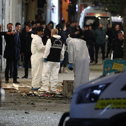 Άνδρες της ασφάλειας στο σημείο όπου σημειώθηκε η έκρηξη στην Κωνσταντινούπολη