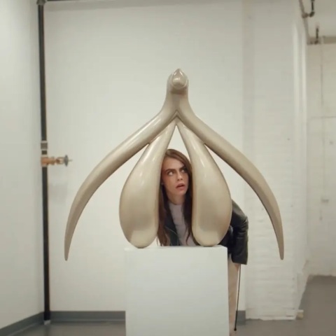 Η Κάρα Ντελεβίν 