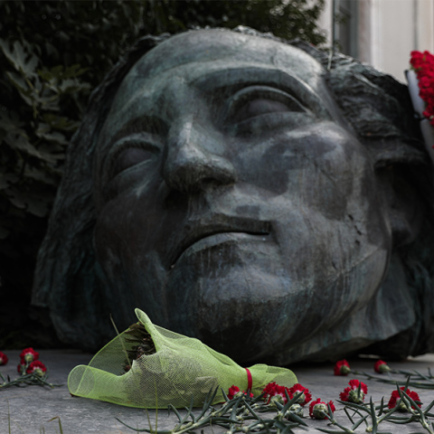 Το άγαλμα-κεφαλή στο Πολυτεχνείο