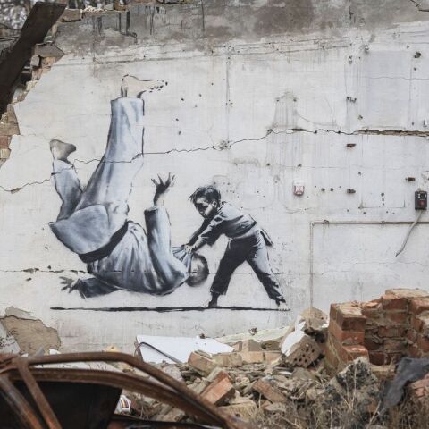 Πόλεμος στην Ουκρανία: Γκράφιτι του Μπάνκσι σε βομβαρδισμένο σπίτι στην Μποροντιάνκα - Δείτε φωτογραφίες