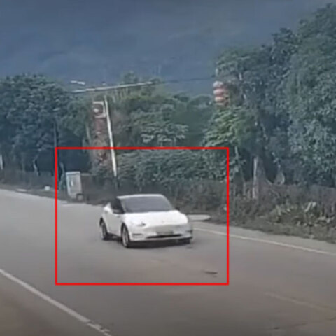 Αυτοκίνητο Tesla εκτός ελέγχου σε δρόμο της Κίνας