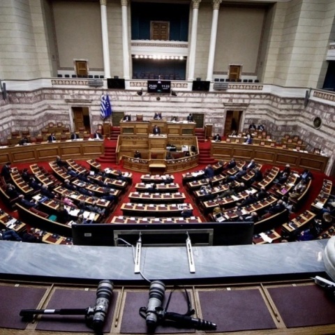 Αυξήσεις σε συντάξεις και νέα ρύθμιση οφειλών - Στη Βουλή το νομοσχέδιο