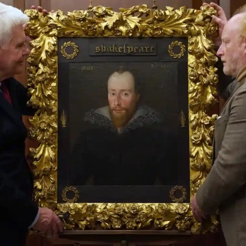 Το πορτρέτο αποκαλύπτεται από τον συντηρητή Adrian Phippen (δεξιά) και τον συγγραφέα του περιοδικού Art and Antiques Duncan Phillips. 